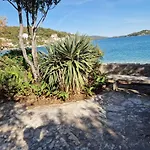 Beachfront House With Garden And Two Terraces Casa vacanze