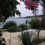 Beachfront House With Garden And Two Terraces Casa vacanze Tisno