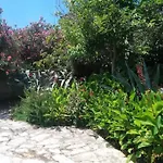 Beachfront House With Garden And Two Terraces Casa vacanze Tisno