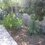 Beachfront House With Garden And Two Terraces Casa vacanze Tisno