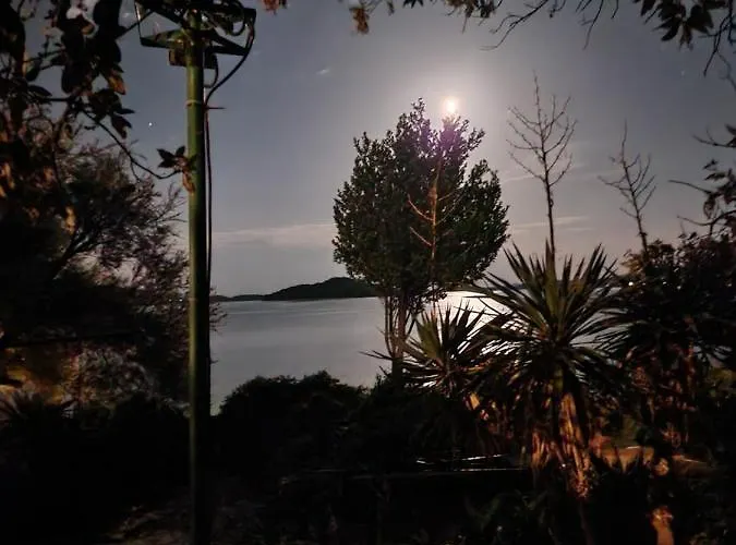 Casa de Férias Beachfront House With Garden And Two Terraces Tisno